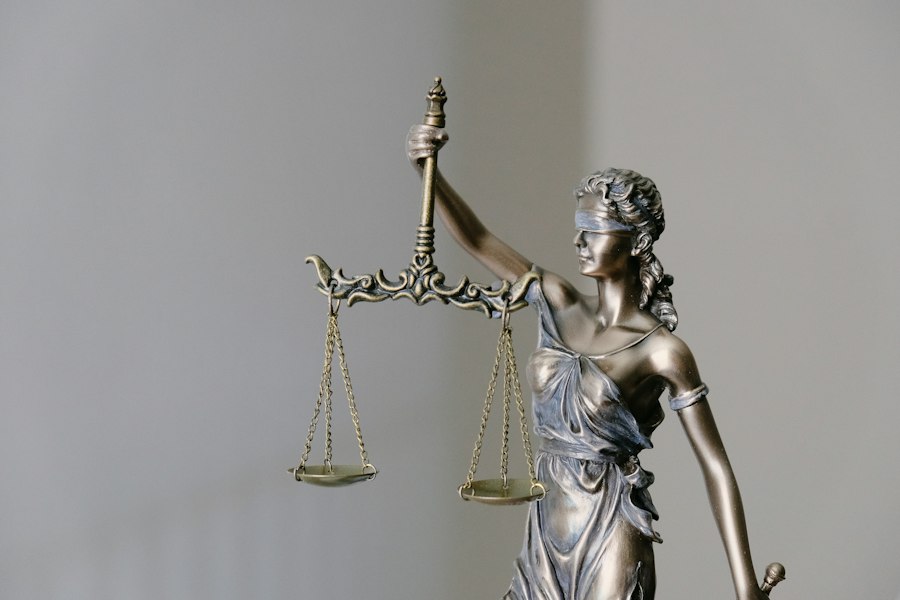 Estátua da deusa Têmis segurando a balança da justiça