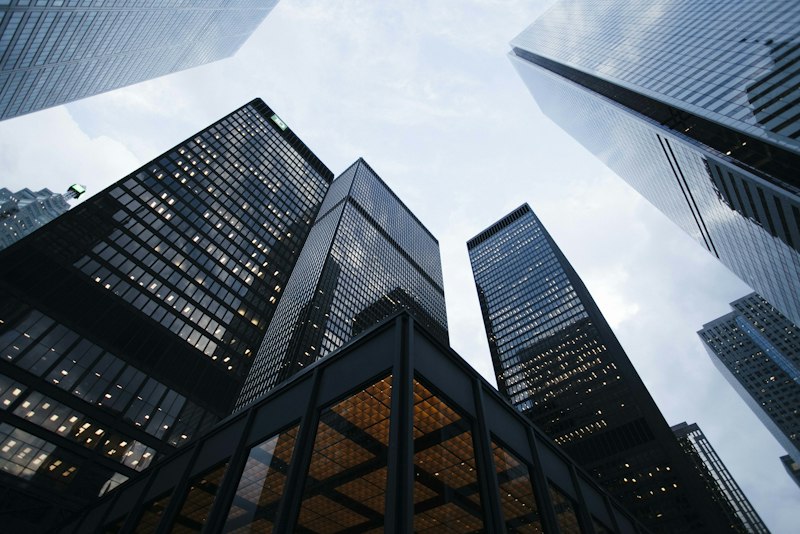 Edifícios corporativos vistos de baixo