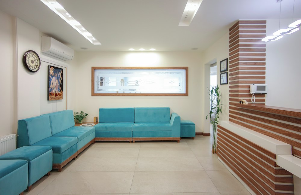 Recepção acolhedora com sofás
