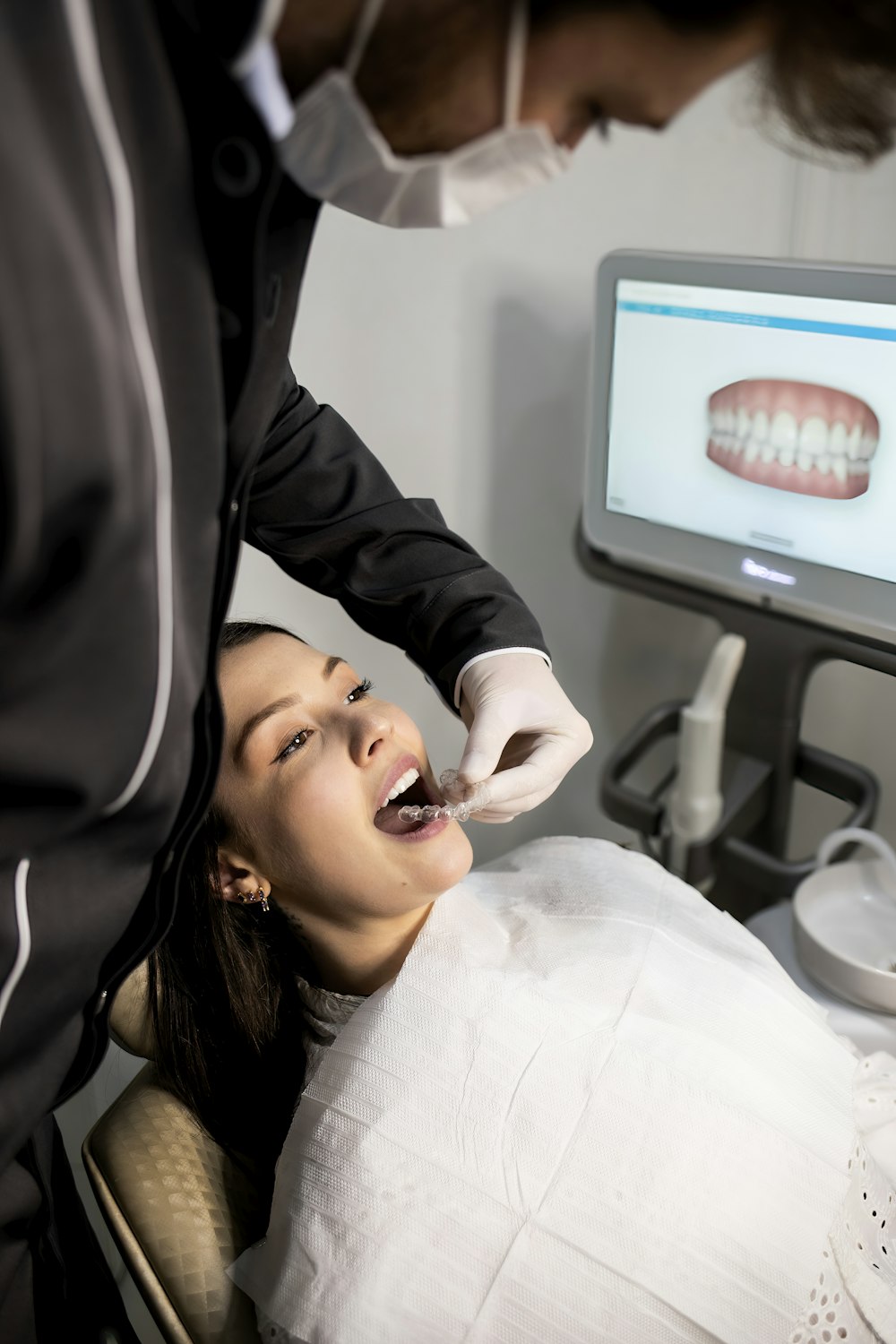 Dentista atendendo paciente com scanner intraoral