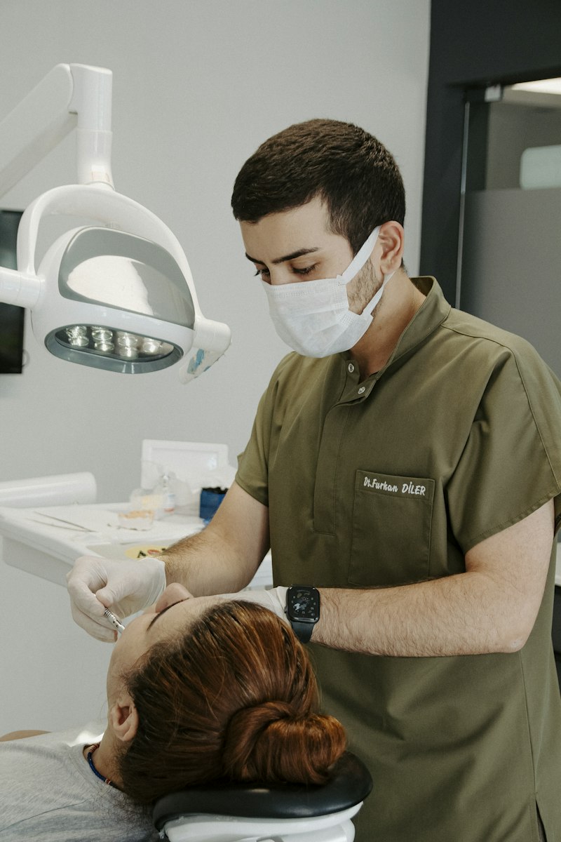 Dentista realizando tratamento em paciente