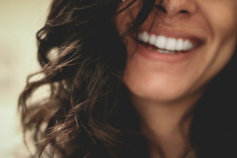Mulher sorrindo com dentes harmoniosos