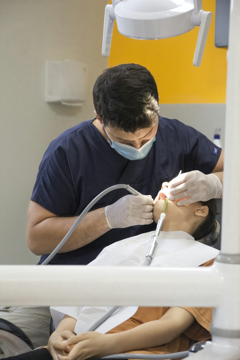 Dentista examinando a gengiva de um paciente