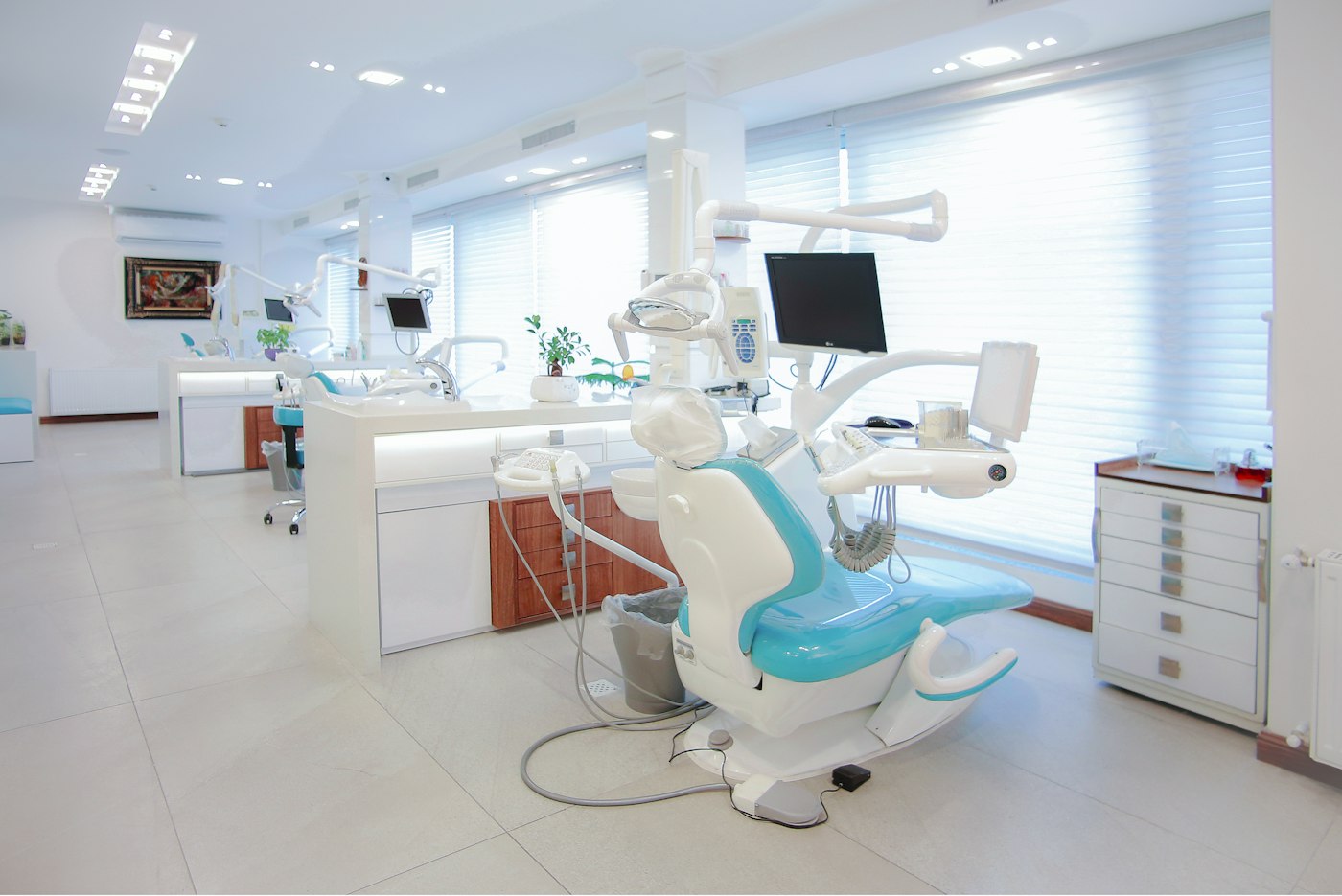 Consultório do Dr. Silva com cadeira odontológica e iluminação natural
