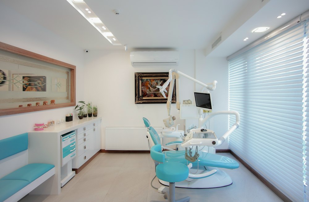 Sala de atendimento com cadeira odontológica azul