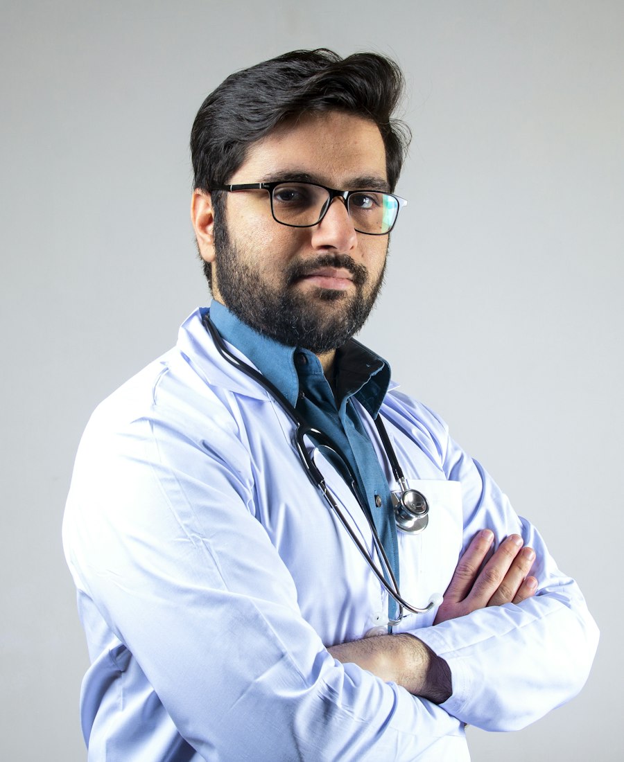 Dr. Silva sorrindo no consultório