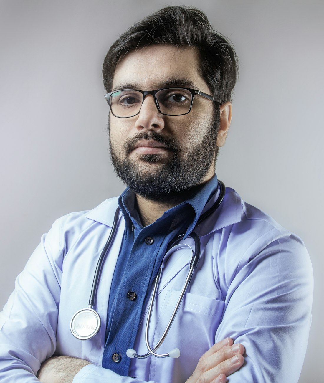 Dr. Silva, cirurgião-dentista, de jaleco branco e braços cruzados