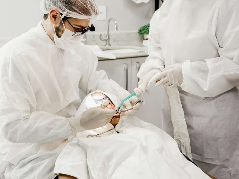 Atendimento odontológico em consultório