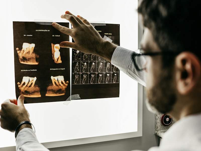 Dentista analisando radiografias panorâmicas