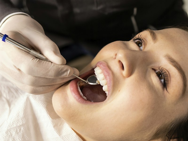 Paciente sorrindo durante atendimento ortodôntico
